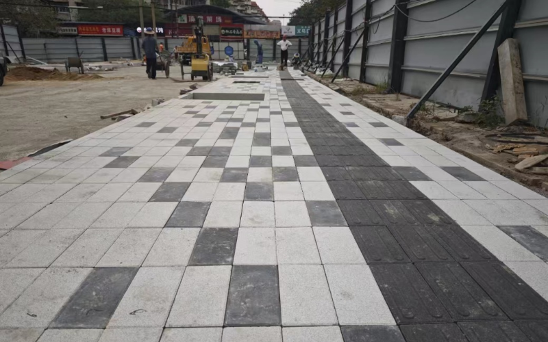 黑泥湖侧路人行道透水铺装照片。